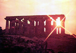 La cosidetta Basilica a Paestum al tramonto