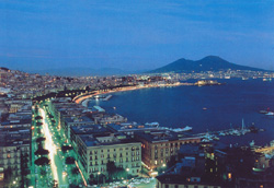 Napoli di notte col Vesuvio da cornice