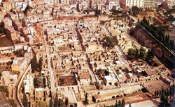 Vista dall'altro degli scavi di Ercolano