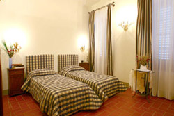 Florence Tuscany Accommodation: Bedroom with two single beds of Ghiberti Accommodation in Florence