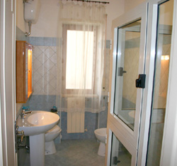 Bathroom with the shower in Sorrento