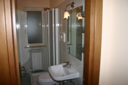 Bathroom with shower of Rebecca apartment