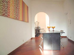 Rome Centre House: Long entrance/lounge with table of Babuino House