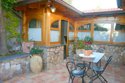 The courtyard with table and chairs of Isotta Holiday house