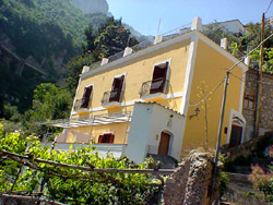 Flat in Positano: Faade of the building where Ludovica Flat Type D is located, in Positano