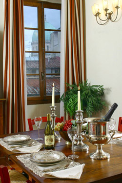 Florence Tuscany Accommodation: Living-room with dining table of Ghiberti Accommodation in Florence