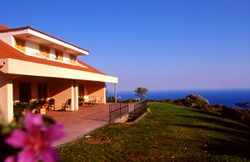Hotel Amalfi Coast: Façade of the hotel Antico Parco del Principe along the Amalfi Coast