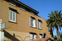 Sorrento Vacation Apartments: The faade of the old mansion in Sorrento where the vacation apartments of Kalimera are located