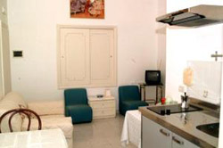Sorrento Vacation Apartments: Living-room with cooking-corner of Kalimera Vacation Apartments in Sorrento