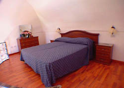 Vacation Lodging Positano: Bedroom on the mezzazine floor of Ludovica Type C Vacation Lodging in Positano
