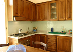 Kitchen with table and chairs of Michela apartment