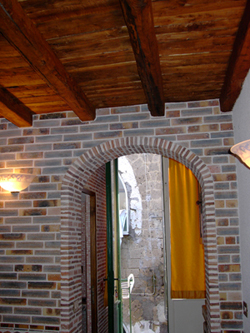 Lodging in Sorrento: Entrance of Nina Lodging with the typical wooden roof of Sorrento area, seen from the kitchen