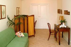 Sorrento apartment: Tasteful small living-room of Parco Verde Apartment in Sorrento