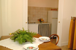 Sorrento Lodging: Dinner table and small kitchen of Parco Verde Lodging in Sorrento