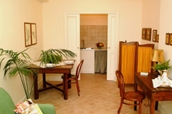 Sorrento Lodging: Another photo of the living room of Parco Verde Lodging in Sorrento