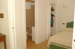 Sorrento Lodging: Detail of the bathroom and the wardrobe of the double bedroom of Parco Verde Lodging in Sorrento