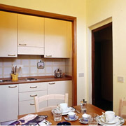 Apartments in Florence: The kitchen with dining table and chairs
