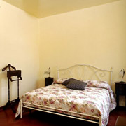 Apartments in Florence: The other side of the double bed
