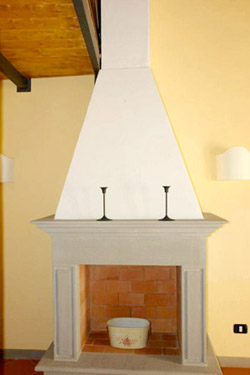 Tuscany Florence Lodging: Fireplace of the dining-room of Lippi Lodging