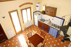 Tuscany Florence Lodging: Dining-room with kitchen of Lippi Lodging