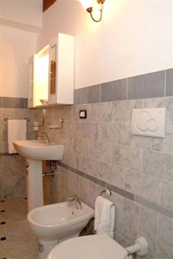 Florence Dwelling for Rent: Bathroom of Latini Dwelling