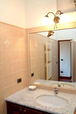 Accommodation in Florence: Bathroom of Donzella Accommodation