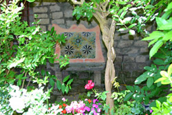 Sorrento Suite: Detail of the garden tiled with majolica of Suite Alimuri in Sorrento